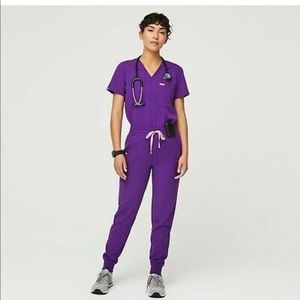 Figs set, Zamora joggers-regular, one pocket top.